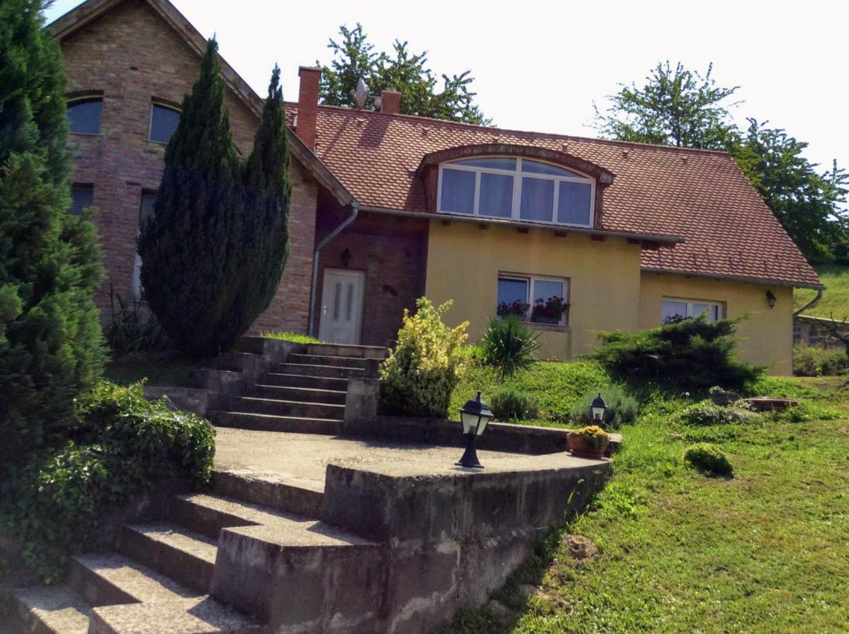אטייק Apartments For Rent Near Budapest מראה חיצוני תמונה